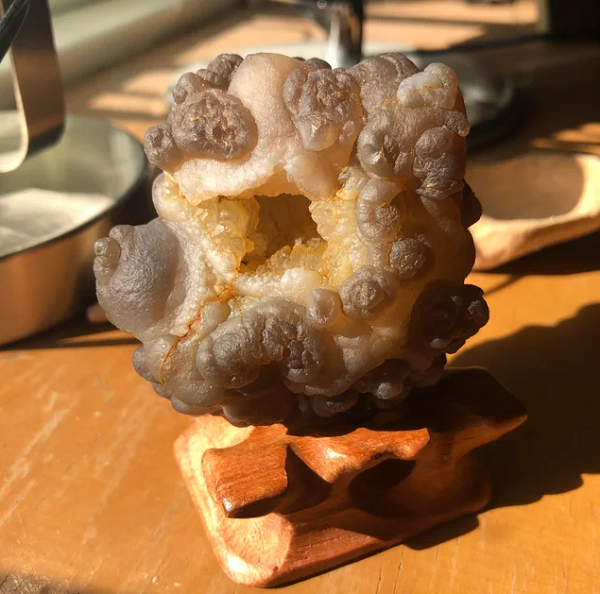 Năm 2001, một người đàn ông ở Bắc Kinh từng mua một viên mã não Gobi có hình khuôn mặt một cô gái dân tộc với giá ước tính khoảng 100 triệu NDT (khoảng 350 tỷ VND).