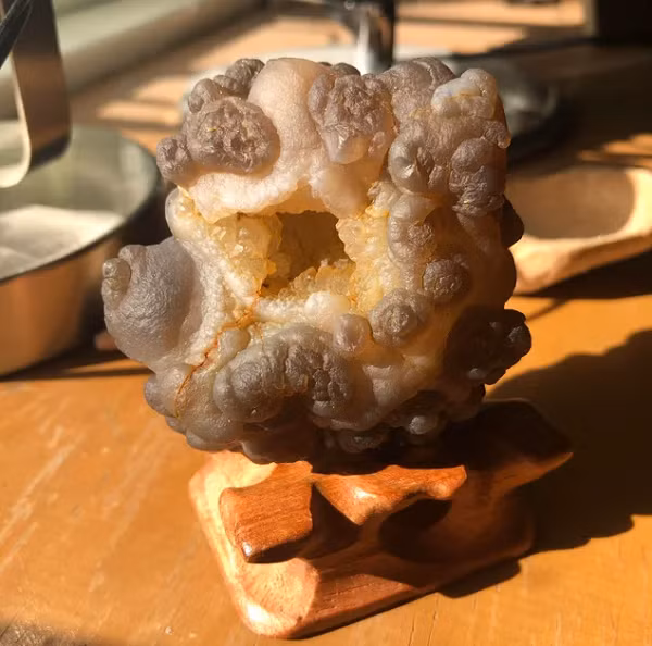 Năm 2001, một người đàn ông ở Bắc Kinh từng mua một viên mã não Gobi có hình khuôn mặt một cô gái dân tộc với giá ước tính khoảng 100 triệu NDT (khoảng 350 tỷ VND).