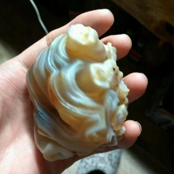 Sau khi về nhà, người đàn ông mới làm sạch viên đá cẩn thận và phát hiện ra rằng bề ngoài của nó rất kỳ dị. Nhìn qua thì mềm mại như một miếng "gân bò" nhưng thực ra rất cứng và nặng, không giống với những cục đá bình thường.