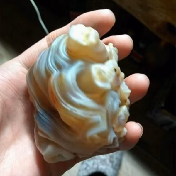 Sau khi về nhà, người đàn ông mới làm sạch viên đá cẩn thận và phát hiện ra rằng bề ngoài của nó rất kỳ dị. Nhìn qua thì mềm mại như một miếng "gân bò" nhưng thực ra rất cứng và nặng, không giống với những cục đá bình thường.