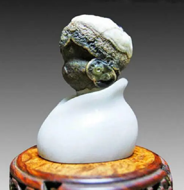 Mã não Gobi khá giống với đá pha lê và thành phần có chứa nhiều nguyên tố vi lượng. Nó chủ yếu được sản xuất tại các khu vực sa mạc Gobi, A Lạp Thiện, Tân Cương.