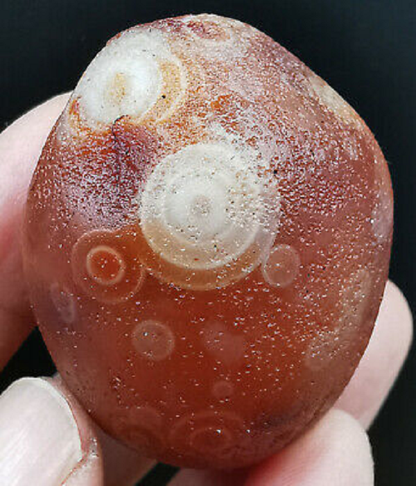 Mỗi một viên mã não Gobi là tác phẩm duy nhất do thiên nhiên ban tặng, dù không được chạm khắc bởi bàn tay con người nhưng với vẻ đẹp bình dị, đơn giản ấy chúng càng thu hút được sự quan tâm và yêu thích của giới sưu tầm đá quý. Mời các bạn xem video: Khung cảnh thiên nhiên tuyệt đẹp tại các quốc gia ít dân nhất thế giới. Nguồn: VTC.