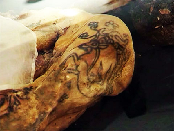 Bí ẩn thứ hai là về sự kiện động đất không rõ nguyên nhân. Sau khi xác ướp được khai quật, ở nơi yên nghỉ của công chúa đã xảy ra một trận động đất lớn.