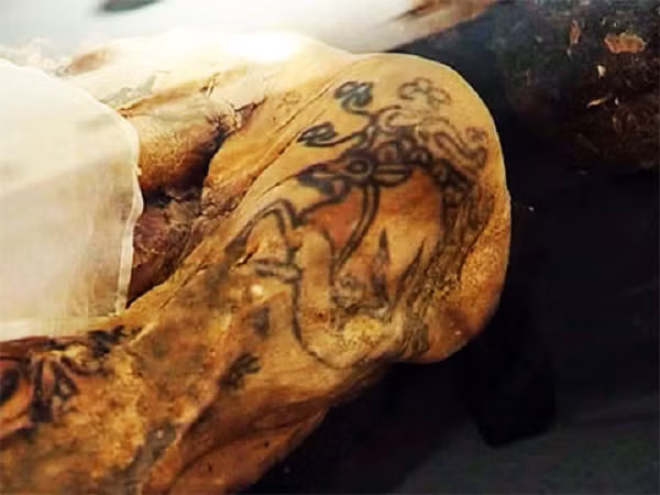 Bí ẩn thứ hai là về sự kiện động đất không rõ nguyên nhân. Sau khi xác ướp được khai quật, ở nơi yên nghỉ của công chúa đã xảy ra một trận động đất lớn.