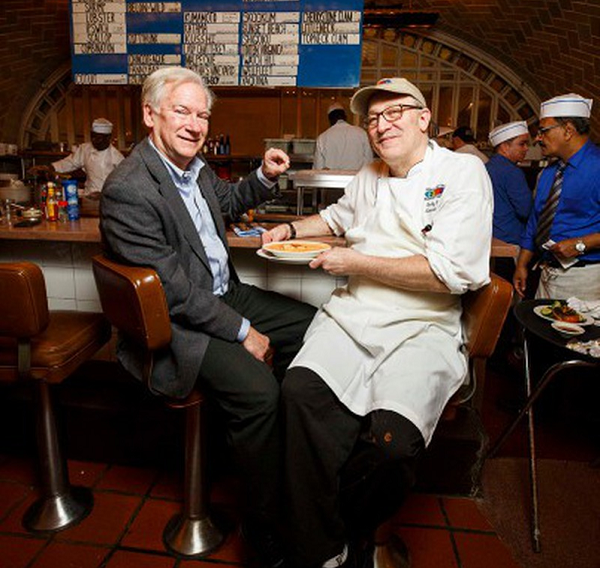 Ông gọi món hàu có giá 14,75 USD (hơn 340.000 đồng). Khi đang dùng bữa, ông cảm thấy có một vật cứng nhỏ như hạt sạn nằm trong... miệng mình. Ông Rick thoạt tiên đã sợ rằng mình cần đến gặp nha sĩ ngay: “Trong những giây đầu tiên, tôi đã cảm thấy khiếp sợ. Liệu có phải mình vừa bị... rụng răng không?”.