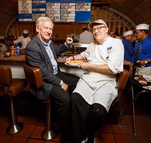 Ông gọi món hàu có giá 14,75 USD (hơn 340.000 đồng). Khi đang dùng bữa, ông cảm thấy có một vật cứng nhỏ như hạt sạn nằm trong... miệng mình. Ông Rick thoạt tiên đã sợ rằng mình cần đến gặp nha sĩ ngay: “Trong những giây đầu tiên, tôi đã cảm thấy khiếp sợ. Liệu có phải mình vừa bị... rụng răng không?”.