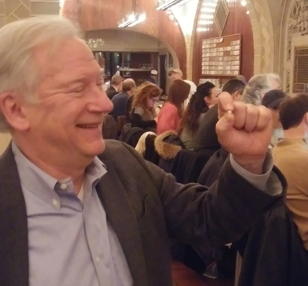 Nhưng hóa ra, ông đã cắn phải một viên ngọc trai. Khi đem viên ngọc này tới tiệm chuyên bán ngọc trai trong thành phố, ông đã được xác nhận, đó là một viên ngọc trai tự nhiên thực sự và có thể đạt mức giá vài ngàn USD (tương đương hàng chục triệu đồng).