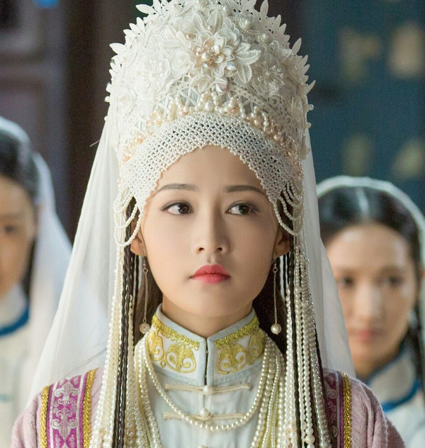 Hàm Hương sinh ra trong gia tộc Hòa Trác, thuộc dân tộc Duy Ngô Nhĩ, Tân Cương nên còn gọi là Hòa Trác Thị. Anh trai nàng là Đồ Nhĩ Đô, thủ lĩnh thứ 29 của Hồi Bộ.