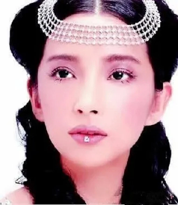 Để tìm câu trả lời cho nhan sắc thật của Dung phi, các chuyên gia khảo cổ Trung Quốc đã thực hiện một dự án phục dựng kỳ công. Và kết quả sau cùng về gương mặt Dung phi quả thực rất xinh đẹp và nhiều người cho rằng có phần giống diễn viên Lý Băng Băng.