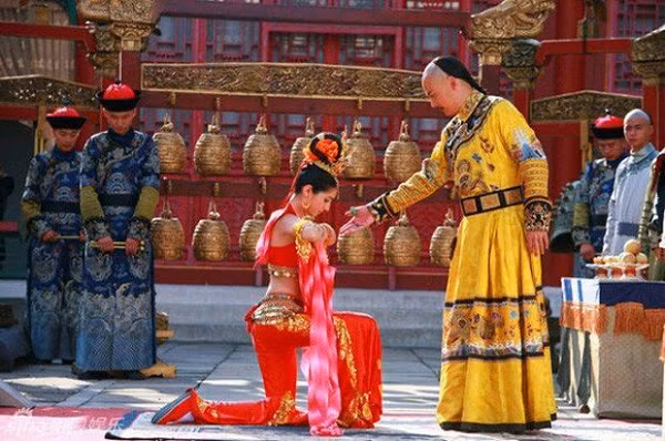 Trong mộ có bức tượng, phía dưới viết chữ "Hàm Hương là người Hồi Bộ (tức Tân Cương ngày nay), nàng vô cùng xinh đẹp, khắp người tỏa hương thơm mà không dùng dược liệu nên được gọi là Hàm Hương".