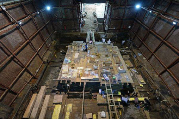 Tuy nhiên, chính vì sự tồn tại của cống rãnh nên ngôi mộ cổ đã được bảo vệ khỏi tai mắt của những tên mộ tặc. Nhờ đó, những di tích văn hóa quý giá được bảo tồn nguyên vẹn.