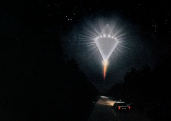 Betty khởi động xe nhưng thất bại. Đúng lúc đó, một đoàn trực thăng quân sự hạng nặng CH-47 Chinook ào ào lướt tới. Chúng vây quanh vật thể lạ, hộ tống nó bay lên và bay đi. Không khí mát trở lại, Betty nổ máy thành công. Bà vừa chạy xe vừa để ý nhìn lên bầu trời, cho đến khi vật thể lạ mất dạng.