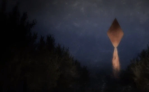 Đang lúc chạy xuyên rừng, Colby nhìn thấy một làn ánh sáng kỳ lạ trên bầu trời. Cậu liền đánh động Vickie, chỉ cho bà xem. Vật thể đang phát sáng lơ lửng trên không, chỉ ở độ cao tầm ngọn cây. Vickie lo lắng giục Betty dừng xe.