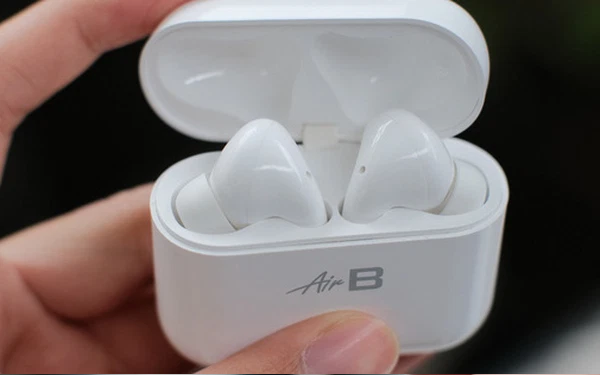 Thay vì sử dụng các khớp nối bằng nhựa hay kim loại như trên các dòng sản phẩm khác, bản lề của AirB lại chỉ là một sợi dây nối hai nửa vỏ hộp với nhau mà nhiều cư dân mạng hài hước cho rằng "nịt" cao su.
