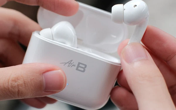 Tuy nhiên mới đây, ông Nguyễn Tử Quảng đã lên tiếng về chi tiết gây tranh cãi của tai nghe AirB. Cụ thể trên nhiều diễn đàn công nghệ, người dùng nổ ra tranh cãi về thiết kế bản lề "sợi dây" của hộp sạc.