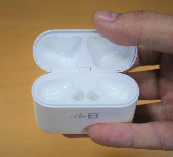 Quá trình kiểm định nghiêm ngặt của đội ngũ thiết kế cho thấy: Bản lề hộp sạc BKAV có thể chịu tải tới 14 kg mà vẫn có thể đàn hồi về như cũ. Do đó, người dùng dù có xoắn, vặn như nào thì bản lề này vẫn y như cũ, không hề biến dạng.