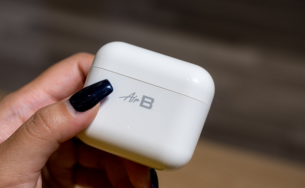 Bên cạnh đó, CEO Bkav cũng bày tỏ rất ưng ý với thiết kế liền khối của vỏ hộp sạc AirB và theo ông có lẽ trên thị trường chưa có vỏ hộp sạc nào đạt được mức liền khối và tối giản như vậy.