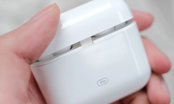  Bản lề nắp đậy của tai nghe AirB được làm từ nhựa dẻo TPU Shore. BKAV lựa chọn nhựa dẻo này bởi đây là một chất liệu có tính đàn hồi cao, có thể chịu được tác động từ môi trường khắc nghiệt như độ ẩm, nhiệt độ cao lên đến 200 độ, nhiệt độ rất thấp nhất đến -50 độ C.