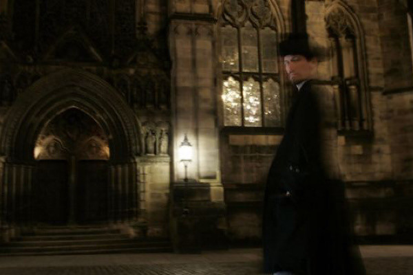 Các ảo giác có nhiều điểm tương tự như hồi tưởng mà những người mắc chứng rối loạn căng thẳng hậu chấn thương tâm lý thường gặp. Tuy nhiên do các nghiên cứu về đề tài này khá ít nên cần tìm hiểu sâu hơn nữa bản chất của PBHE.