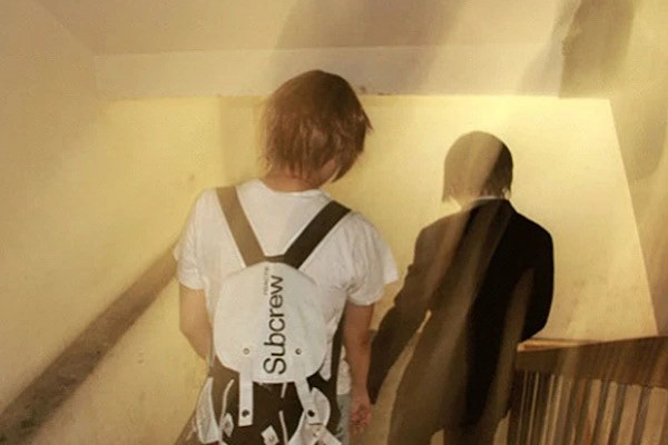 Ảo giác không phải lúc nào cũng tiêu cực và đáng sợ, ngay cả trong trường hợp người mắc bệnh tâm thần phân liệt. Khoảng 70% người khỏe mạnh trải nghiệm ảo giác lành tính khi họ đang ngủ, chẳng hạn nghe ai đó gọi tên mình, nghe thấy chuông điện thoại kêu hay nhìn thấy ai đó ngồi ở cuối giường. Mời các bạn xem video: Hiện tượng lạ: Bão Irma khiến nước biển bị rút cạn hàng Km. Nguồn: VTC