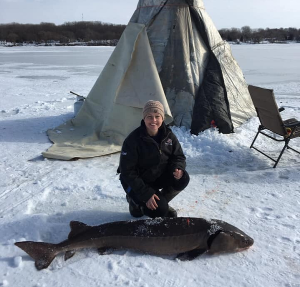 Tương tự như cá mập hay cá đuối, cá tầm cũng được xếp vào chi cá sụn. Cá tầm có phần thân dài hình ống gồm 5 hàng xương gai (sụn), da cá dày và nhám.