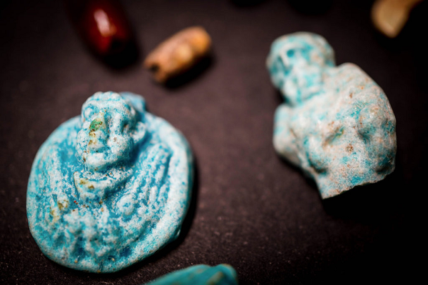 Bên trong hộp còn có một vài mảnh xương, vật bùa thời Trung Cổ hình con bọ hung và một chuỗi hạt có một viên khắc hình đầu của thần Dionysus - thần rượu nho, sinh sản và cuồng loạn trong thần thoại Hy Lạp.