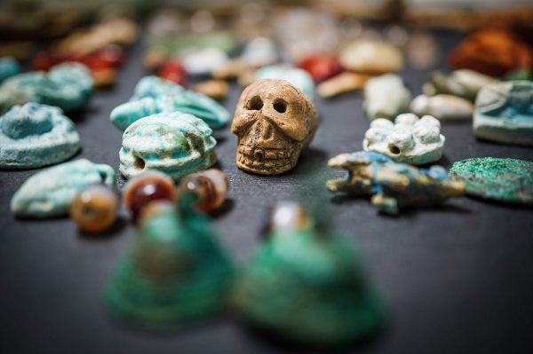 Có thể chiếc hộp quý giá thuộc về một trong những nạn nhân này. Phân tích ADN những thi thể này sẽ được thực hiện nhằm xác định mối quan hệ giữa những người này.