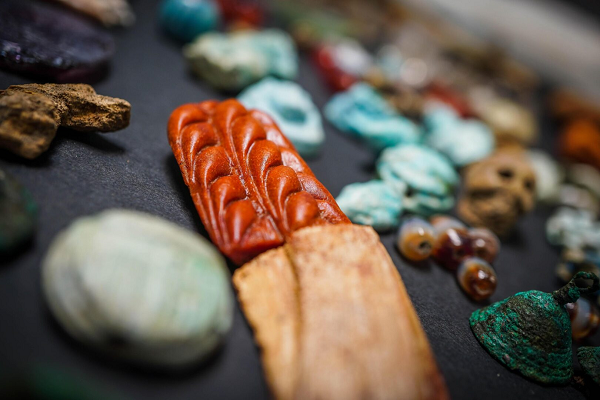 Các vật thể bên trong chiếc rương cổ bao gồm đồ pha lê, đá hổ phách và đá thạch anh tím, các nút làm từ xương, bùa hộ mệnh, búp bê, chuông, dương vật tí hon, hộp sọ tí hon...