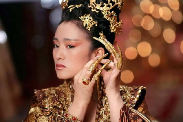 Những bộ móng này thường được làm từ các kim loại quý như vàng,bạc, ngọc trai hay mai rùa. Chúng đều có đặc điểm chung là dài và nhọn hoắt, cùng với các họa tiết tinh xảo, thể hiện sự quý phải và địa vị của người đeo.