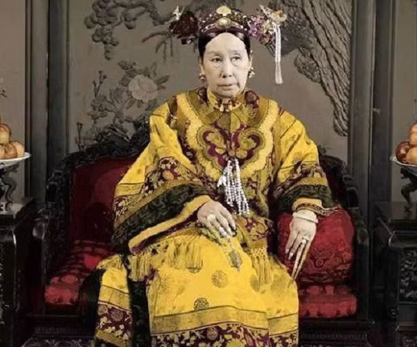 Ghi chép để lại cho thấy, ngay từ thời xa xưa, phụ nữ Trung Hoa cổ đại đã nuôi móng tay dài như một cách để làm đẹp. Nhưng tới tận thời nhà Thanh, trào lưu này mới phát triển, đặc biệt trong chốn hậu cung và những gia đình quyền quý.