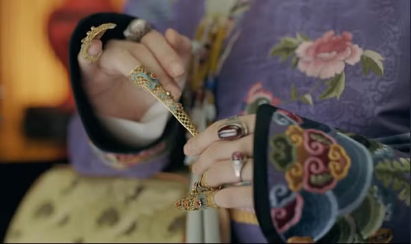 Họa tiết chạm khắc trên hộ giáp cũng vô cùng tinh xảo, hoàng hậu chạm khắc hình phượng hoàng. Hộ giáp của Thái hậu lại khắc hình chữ "vạn", chữ "thọ". Một số hộ giáp còn có thể uốn cong theo khớp ngón tay.