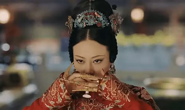 Bất ngờ lý do phi tần nhà Thanh luôn đeo móng giả dài ngoằng Bat ngo ly do phi tan nha Thanh luon deo mong gia dai ngoang