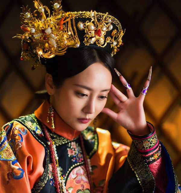 Vì là móng giả nên có thể chạm khắc trang trí dễ dàng và tinh xảo hơn bộ móng thật rất nhiều. Vậy nên một bộ "hộ giáp" càng sang trọng sẽ càng thể hiện được địa vị và sự quyền lực của người đeo.