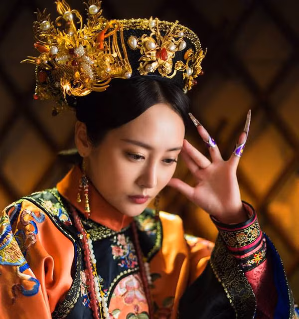 Vì là móng giả nên có thể chạm khắc trang trí dễ dàng và tinh xảo hơn bộ móng thật rất nhiều. Vậy nên một bộ "hộ giáp" càng sang trọng sẽ càng thể hiện được địa vị và sự quyền lực của người đeo.