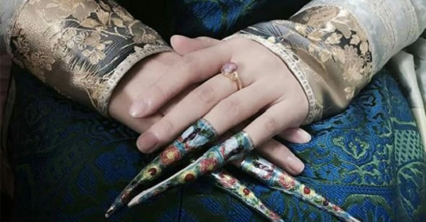 Người Trung Quốc xưa quan niệm rằng tóc, móng tay là của cha mẹ sinh ra, vì vậy tránh cắt đi mà cứ để chúng mọc dài tự nhiên! Vì vậy, người ta bắt đầu chế ra "hộ giáp" với mục đích đơn thuần ban đầu là bảo vệ phần móng tay dài.