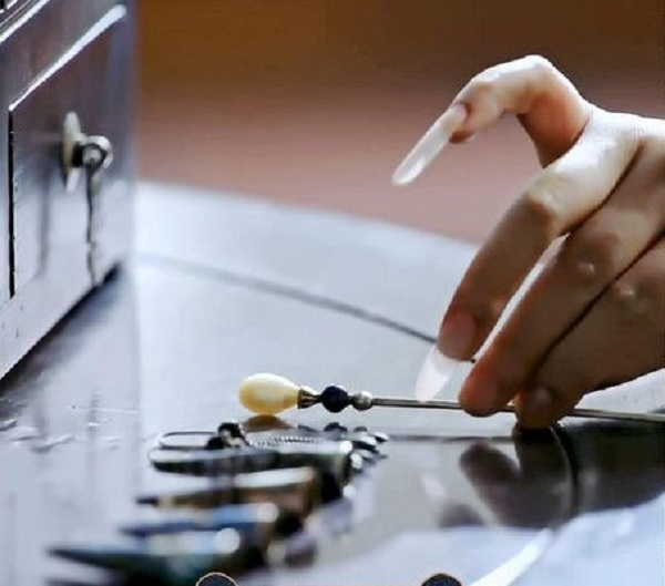 Người Mãn (nhà Thanh do người dân tộc Mãn Châu thành lập) vào lúc đính hôn, người con trai sẽ tặng cho người con gái lễ vật chính là những bộ "hộ giáp".