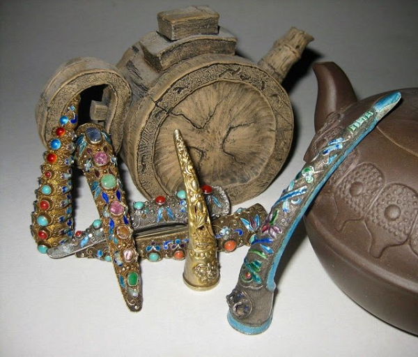 Theo tương truyền, hàng ngày, cung nữ của Thái Hậu Từ Hy phải ngâm rửa "hộ giáp" cẩn trọng. Bà thường đeo "hộ giáp" bằng vàng ở tay phải, bằng bạc ở tay trái. Chúng sắc nhọn tới mức nếu không cẩn thận có thể gây xước da đối phương.