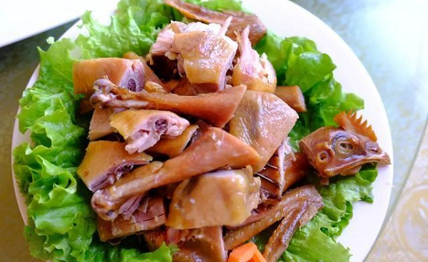 Món gà hong gió đã bị lên án vì quá tàn nhẫn. Vì thế, cách chế biến kiểu truyền thống giờ chỉ còn ở Tây Tạng, còn tại thành phố lớn khác, những con gà sẽ được cắt tiết để giảm bớt quá trình đau đớn của chúng.