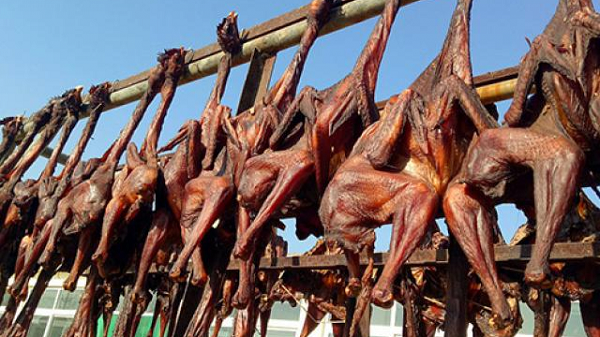 “Gà hong gió” là món ăn Lưu Bị đặc biệt yêu thích, món ăn này được Tôn Thượng Hương tạo ra vào mùa đông. Từ đó, món ăn này được rất nhiều người yêu thích và truyền tay nhau công thức chế biến.