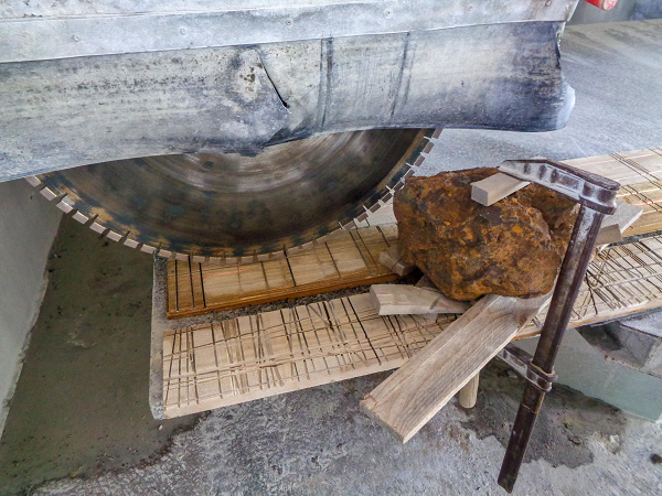 Sau rất nhiều email đính kèm hình ảnh và các cuộc thảo luận trên điện thoại, một mảnh vỡ nặng 23,4 gram đã được gửi tới chuyên gia Heinlein. Chỉ cần nhìn bằng mắt thường, Heinlein có thể nhận ra ngay sự hiện diện của sắt trên bề mặt của tảng đá.