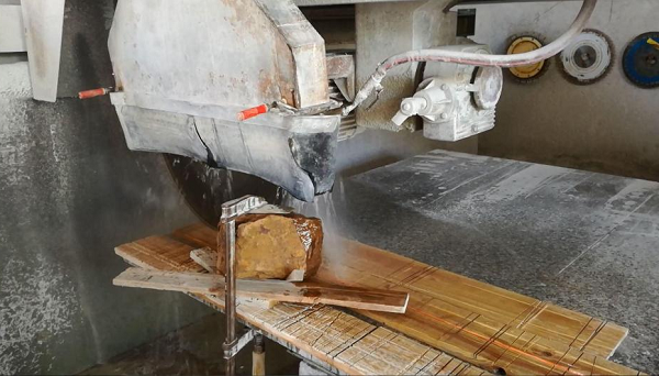 Gia đình người đàn ông trên tỏ ra rất sốc khi biết được rằng cục sắt mà họ từng lãng quên trong suốt 30 năm lại giúp họ trở thành triệu phú trong chớp mắt. Đó là một sự may mắn không phải ai cũng có được.