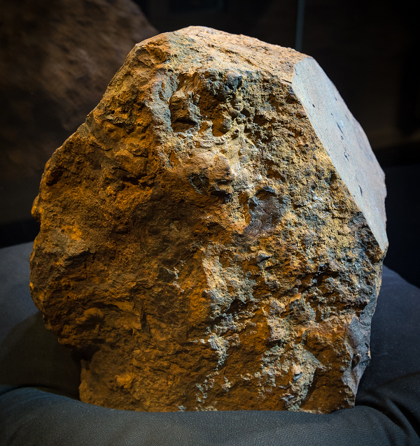 Chondrit được hình thành từ cách đây khoảng 4,56 tỷ năm khi nhiều loại bụi và hạt nhỏ đã có mặt từ đầu trong Hệ Mặt trời, tụ lại tạo thành các tiểu hành tinh cổ xưa, tuy nhiên là loại tích tụ có kích thước đủ nhỏ để không ở trạng thái tan chảy.