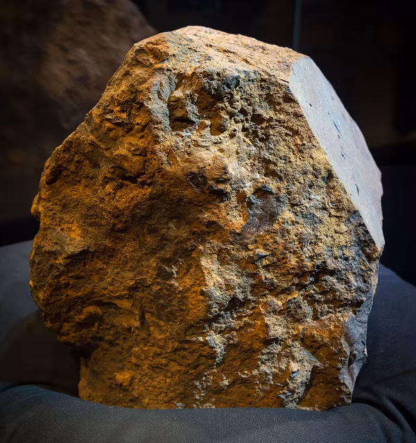 Chondrit được hình thành từ cách đây khoảng 4,56 tỷ năm khi nhiều loại bụi và hạt nhỏ đã có mặt từ đầu trong Hệ Mặt trời, tụ lại tạo thành các tiểu hành tinh cổ xưa, tuy nhiên là loại tích tụ có kích thước đủ nhỏ để không ở trạng thái tan chảy.