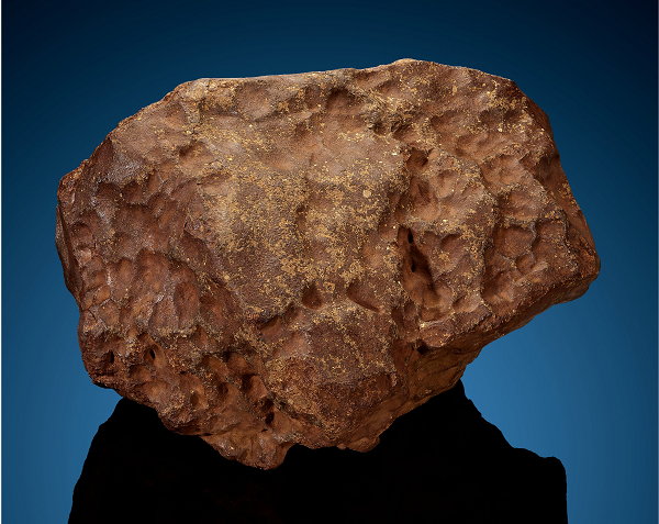 Thiên thạch thường là những mảnh vỡ của sao chổi hoặc một tiểu hành tinh. Hầu hết thiên thạch khi lao vào bầu khí quyển Trái Đất đều tập tức bị đốt cháy và nổ tung. Chỉ có một số rất ít mảnh thiên thạch rơi được xuống mặt đất. Do vậy những mảnh thiên thạch được phát hiện trên Trái Đất thường đem lại giá trị rất cao đối với những ai tìm ra chúng.