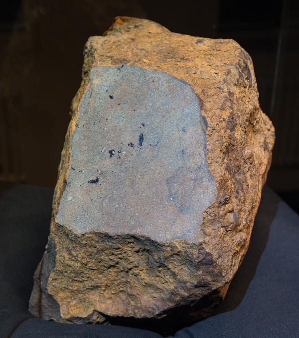 Bên trong mảnh vỡ là một ma trận của các chondrule với kích thước milimet. Các chondrule là loại hạt tròn thường được tìm thấy trong một Chondrit.