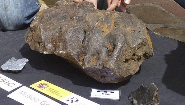 Cuối cùng nhờ được kết nối, ông Phùng đã gặp được chuyên gia địa chất Đỗ Quang Vinh thuộc đội Địa chất số 13 của địa cấp thị Lô Châu. Tuy nhiên sau khi kiểm định kỹ càng, ông Đỗ Quang Vinh lại bất ngờ nhận định rằng "Trong số này không có viên nào là thiên thạch".