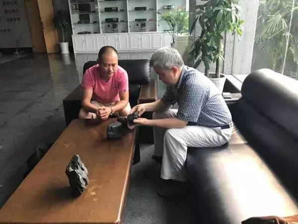 Sau đó, ông đã tìm được 10 vật thể nghi là thiên thạch ở ven bờ sông Trương Ba. Theo quan sát, những khối vật thể mà ông Phùng tìm thấy đều có đặc điểm chung của thiên thạch.