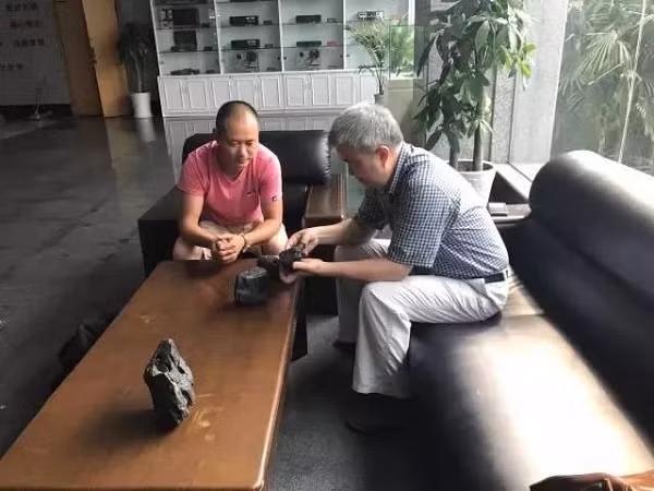 Sau đó, ông đã tìm được 10 vật thể nghi là thiên thạch ở ven bờ sông Trương Ba. Theo quan sát, những khối vật thể mà ông Phùng tìm thấy đều có đặc điểm chung của thiên thạch.