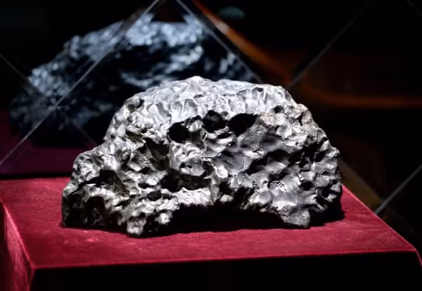 Thiên thạch có giá trị thực sự khó đoán, ngoài giá trị nghiên cứu khoa học mà ai cũng biết, như với các nhà khoa học, thiên thạch là những chứng cứ quan trọng, cung cấp những dữ liệu để nghiên cứu nguồn gốc hình thành hệ mặt trời, hoặc tìm kiếm những dấu hiệu của nước hoặc các điều kiện lý hóa của một hành tinh nếu thiên thạch có nguồn gốc từ hành tinh đó