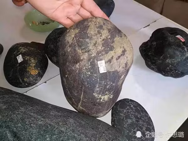 Ông cho biết mình đã mua rất nhiều sách và lên mạng thu thập vô số thông tin về thiên thạch. Ông Phùng tự tin rằng sau hơn 1 năm nghiên cứu ông đã có thể tự tin thẩm định một viên đá có phải là thiên thạch hay không.